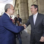 Los alcaldes de Sevilla, Juan Espadas, y Málaga, Francisco de la Torre, en la imagen de la firma del acuerdo de 2015 Los alcaldes de Sevilla, Juan Espadas, y Málaga, Francisco de la Torre, en la imagen de la firma del acuerdo de 2015