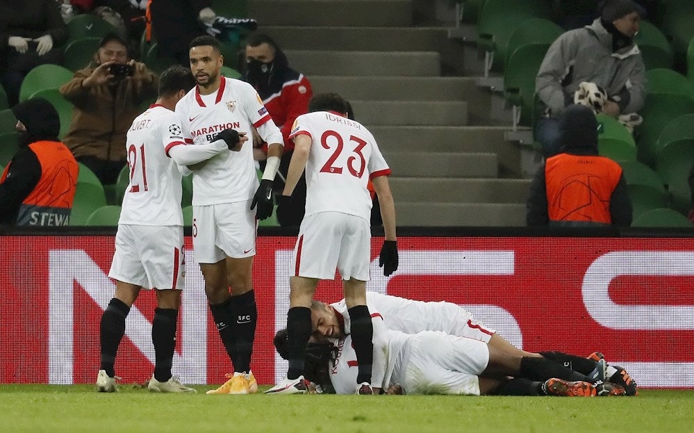 El Sevilla cierra el pase a los octavos con un gol en el último minuto El Sevilla cierra el pase a los octavos con un gol en el último minuto
