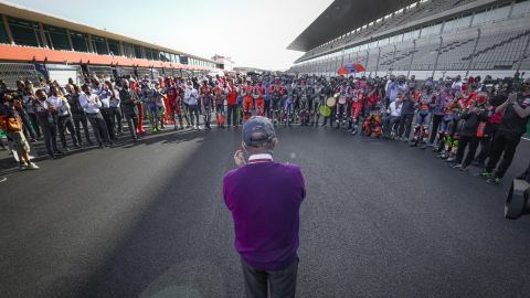 Carmelo Ezpeleta, jefe de Dorna, ovacionado por los integrantes del Paddock 