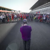 Carmelo Ezpeleta, jefe de Dorna, ovacionado por los integrantes del Paddock Carmelo Ezpeleta, jefe de Dorna, ovacionado por los integrantes del Paddock