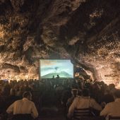 Imagen de archivo de una sesión inaugural de la Muestra de Cine de Lanzarote, en la Cueva de los Verdes