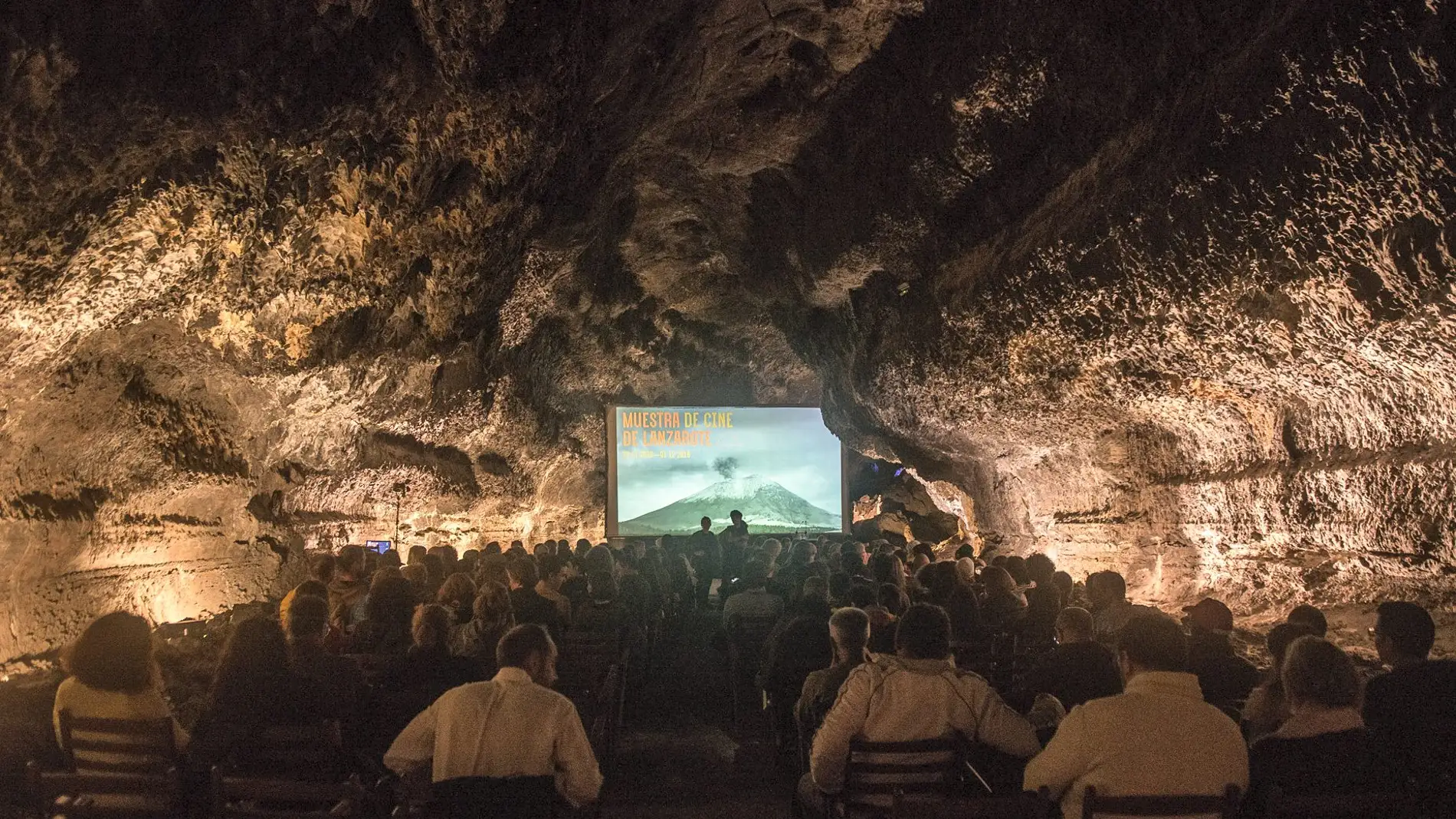 Imagen de archivo de una sesión inaugural de la Muestra de Cine de Lanzarote, en la Cueva de los Verdes