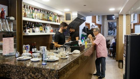 El Govern aplaza el registro de clientes en bares y restaurantes para hacerlo a trav&eacute;s de c&oacute;digo QR