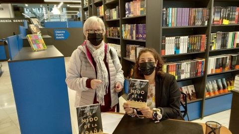 Mar&iacute;a Frisa en la firma de su &uacute;ltima novela