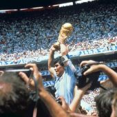 Maradona levanta la Copa del Mundo en el Mundial 1986