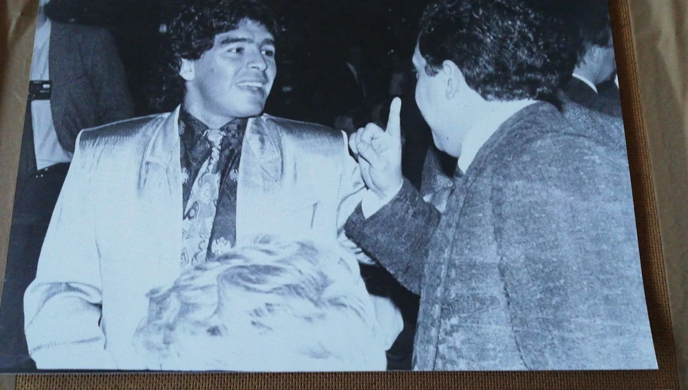 Maradona sonríe junto a Enrique Ortego.