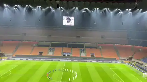 Emotivo minuto de silencio en el Inter - Real Madrid de Champions League Emotivo minuto de silencio en el Inter - Real Madrid de Champions League