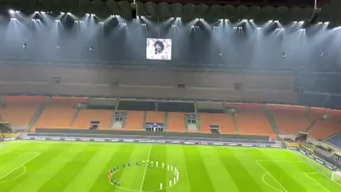 Emotivo minuto de silencio en el Inter - Real Madrid de Champions League