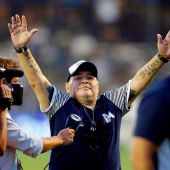 Diego Armando Maradona saluda a la afición.