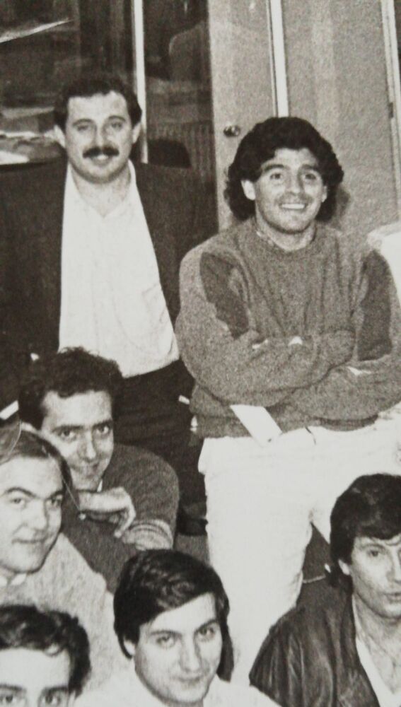 Maradona posta al lado de Enrique Ortego.