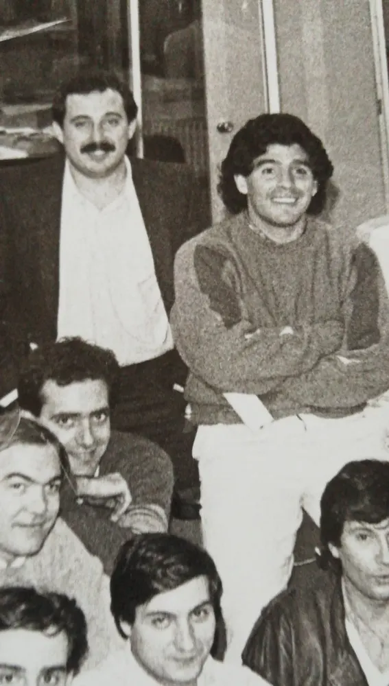 Maradona posta al lado de Enrique Ortego.