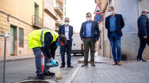 Un trabajador recoge muestras de agua en una alcantarilla de Aspe.
