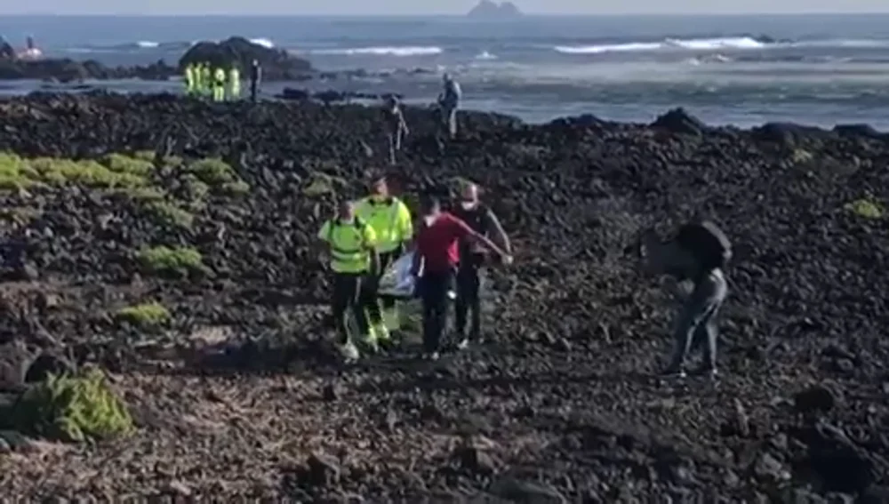 Agónico rescate en la costa de Órzola: vuelca una patera y deja al menos ocho muertos Agónico rescate en la costa de Órzola: vuelca una patera y deja al menos ocho muertos