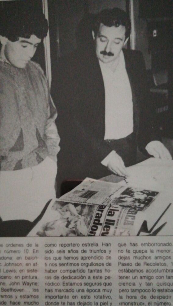 Maradona repasa junto a Ortego los titulares del diario Marca.
