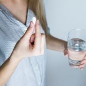 Una persona toma un medicamento 