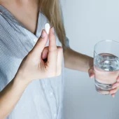 Una persona toma un medicamento Una persona toma un medicamento