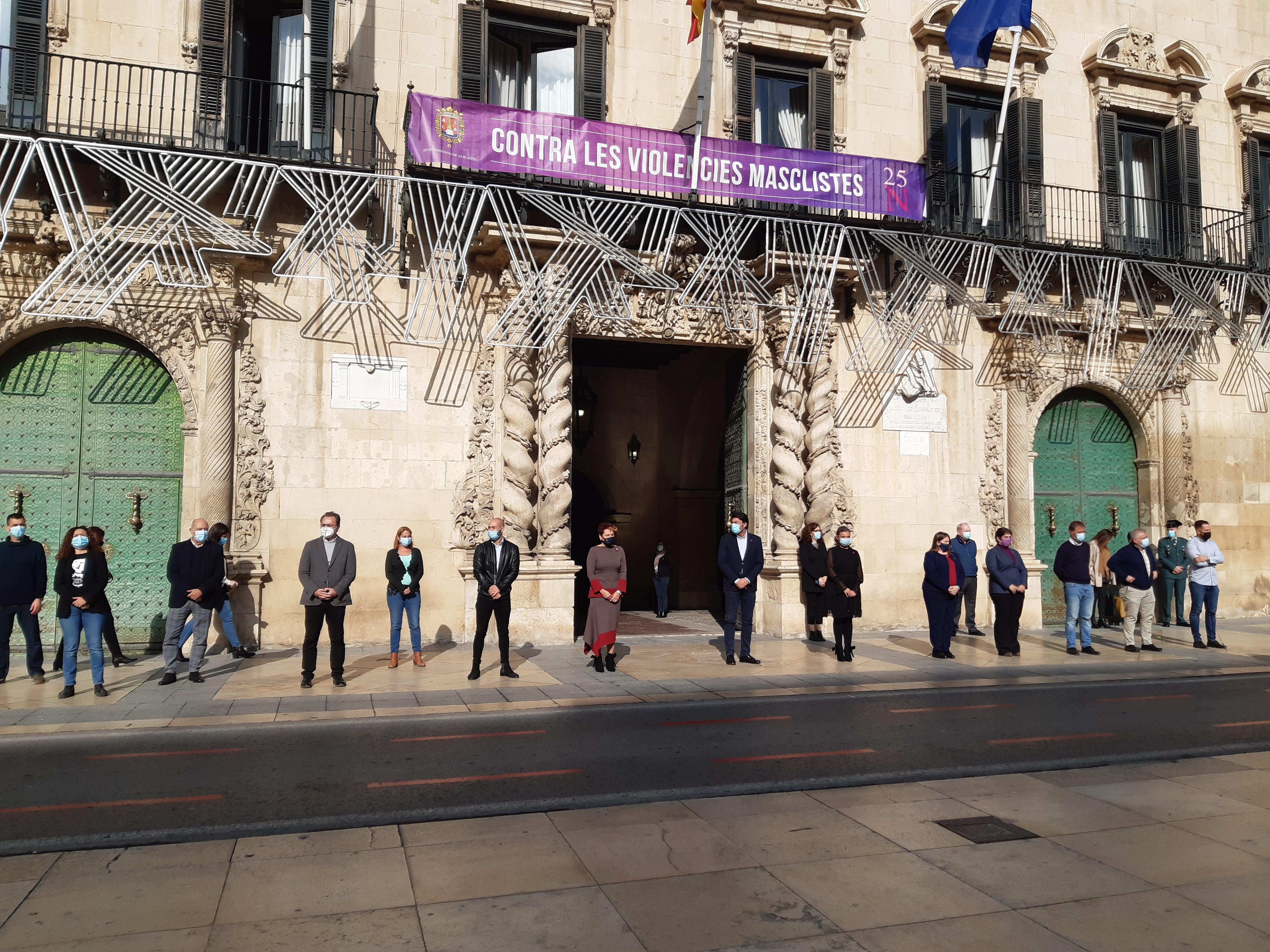 La Corporación Municipal, salvo Vox, guarda un minuto de silencio por las víctimas de la violencia machista La Corporación Municipal, salvo Vox, guarda un minuto de silencio por las víctimas de la violencia machista