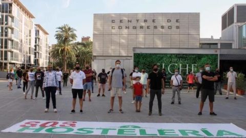 Integrantes de la Asociaci&oacute;n Empresarial Hosteler&iacute;a de Elche en una concentraci&oacute;n.