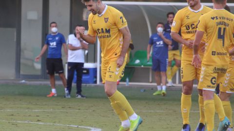 Xemi Fernández celebrando un gol con el UCAM Murcia CF