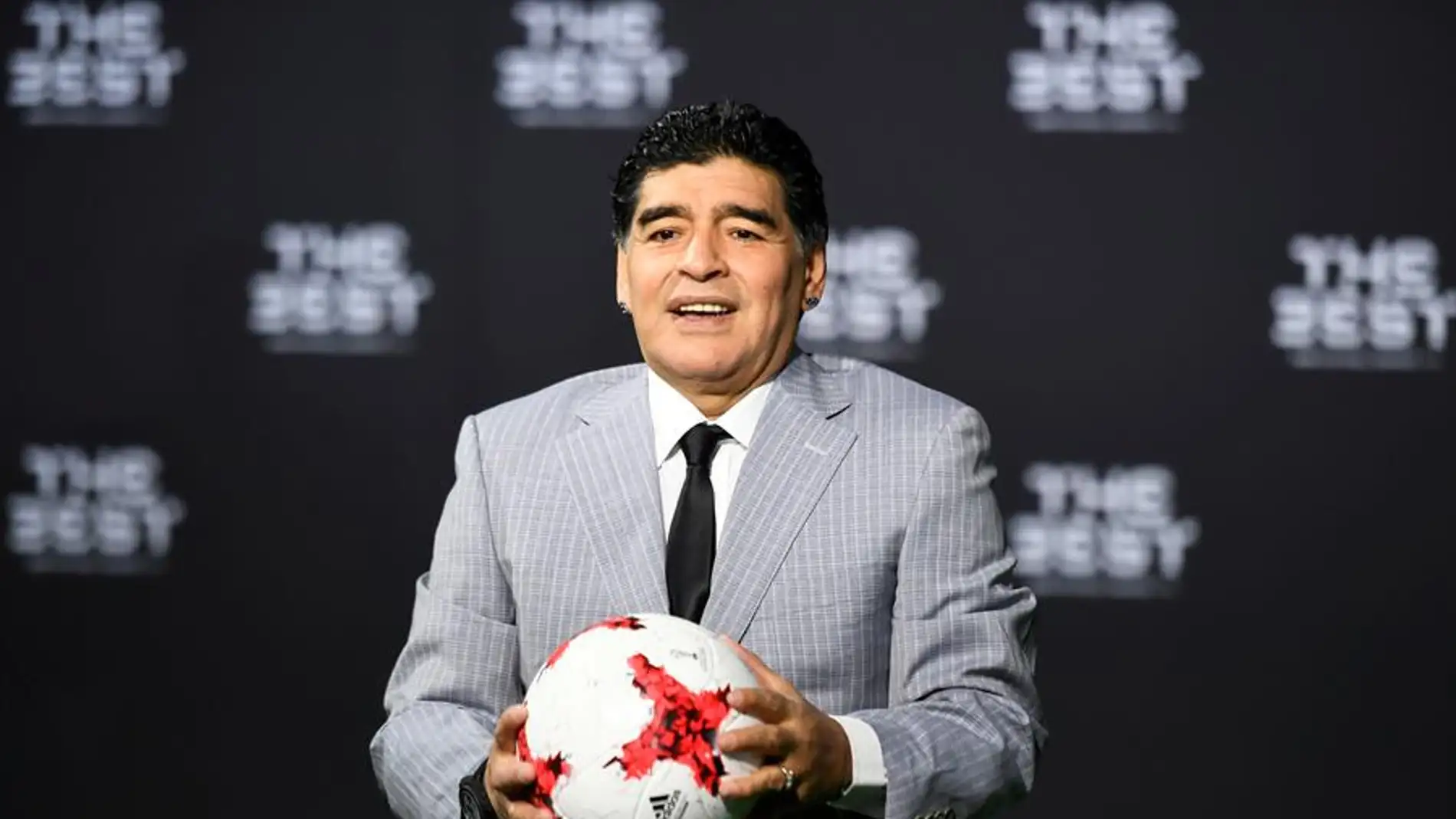 Maradona posa sonriente en un acto de la FIFA.