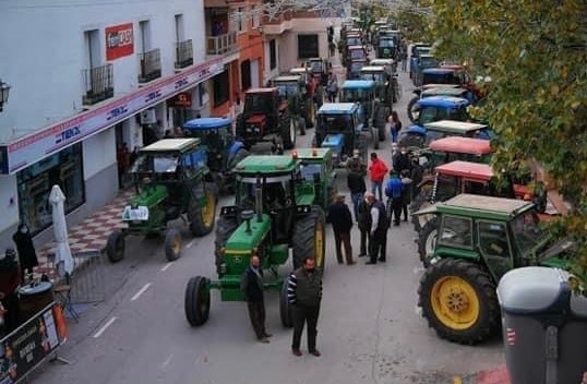 Unos 200 agricultores de Puebla Almoradiel protestan por subida IBI Unos 200 agricultores de Puebla Almoradiel protestan por subida IBI