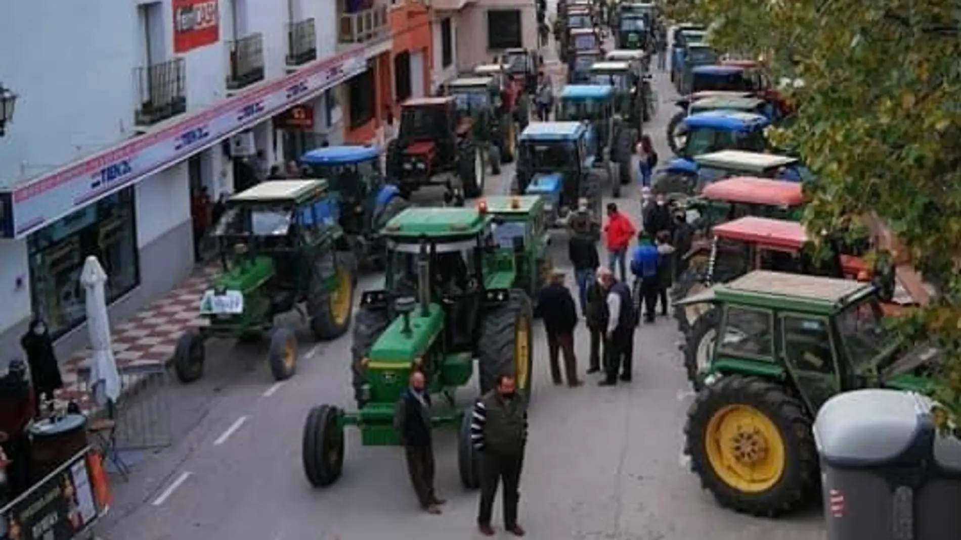 Unos 200 agricultores de Puebla Almuradiel protestan por subida IBI