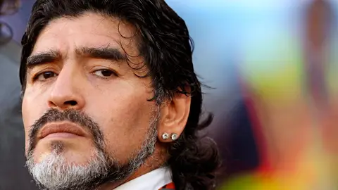 Diego Maradona Diego Maradona, antes del partido de cuartos de final de la Copa Mundial de la FIFA 2010 entre Argentina y Alemania en Ciudad del Cabo, Sudáfrica, 3 de julio de 2010