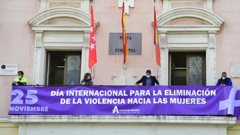 Cartel 25N en el Ayuntamiento de Alcalá de Henares Pancarta conmemorativa del Día Internacional para la eliminación de la violencia hacia las mujeres en el balcón del Ayuntamiento de Alcalá de Henares