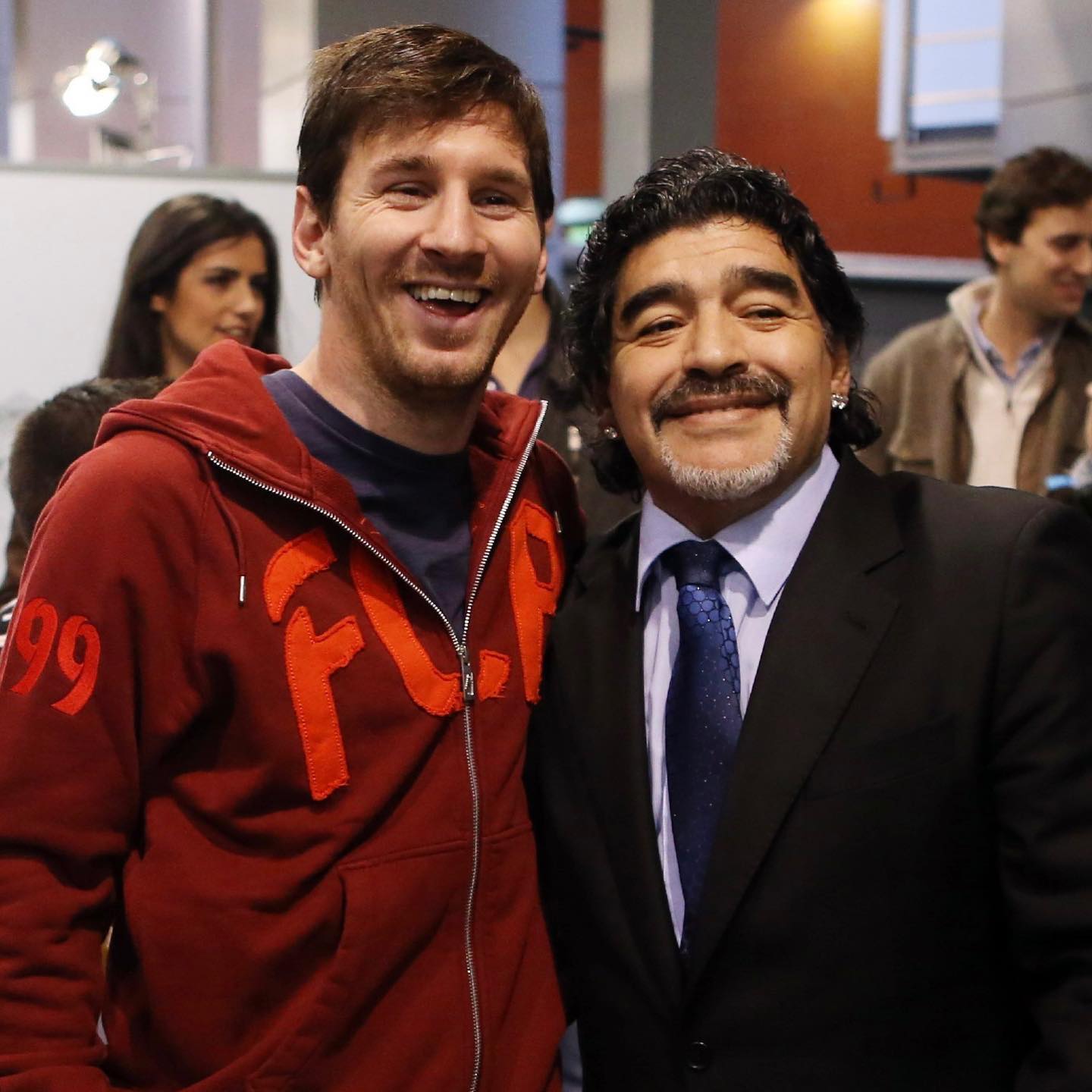 Leo Messi lamenta el fallecimiento de Maradona: "Nos deja pero no se va, porque Diego es eterno" Leo Messi lamenta el fallecimiento de Maradona: "Nos deja pero no se va, porque Diego es eterno"