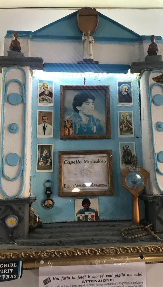 El 'altar' construido en homenaje a Maradona en Nápoles.