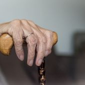 Anciana con un bastón
