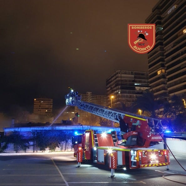 Los bomberos sofocan un incendio originado en un restaurante de la playa de San Juan que se ha propagado a la cubierta Los bomberos sofocan un incendio originado en un restaurante de la playa de San Juan que se ha propagado a la cubierta