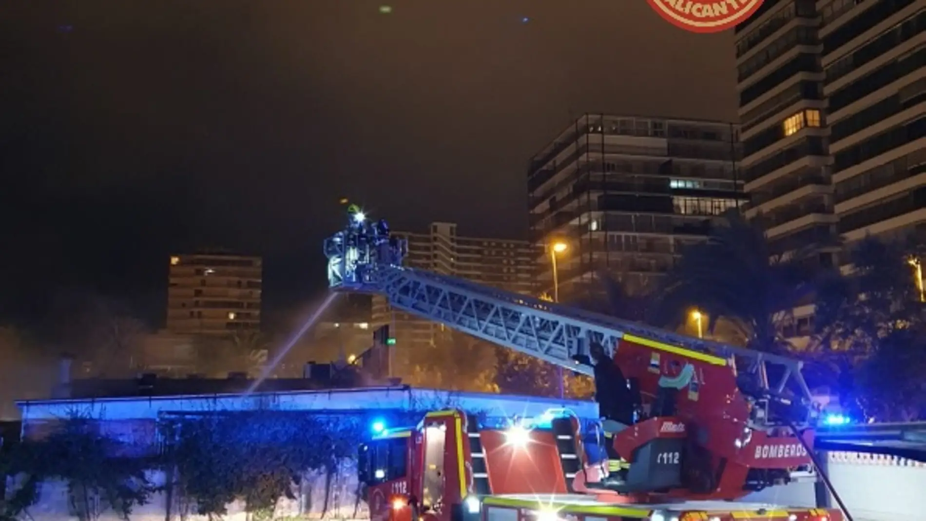 Los bomberos "atacan" la cubierta del restaurante