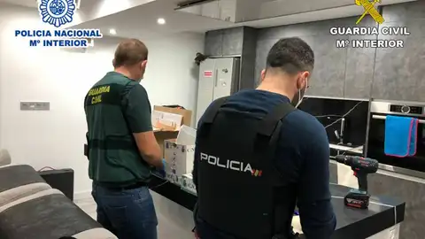 Dos investigadores durante la operación Dos investigadores durante la operación
