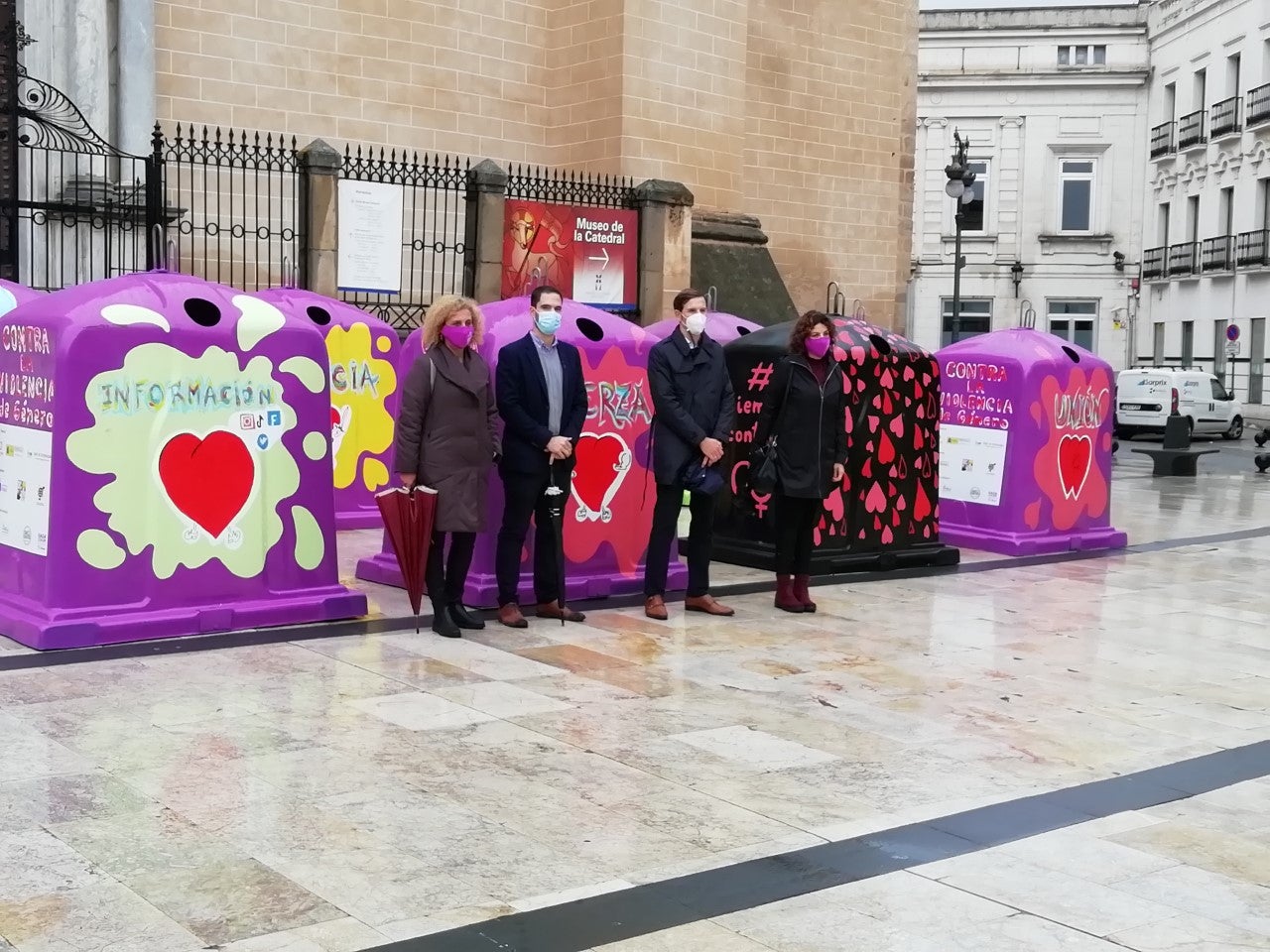 En la Plaza de España de Badajoz exposición contra la violencia machista. En la Plaza de España de Badajoz exposición contra la violencia machista.