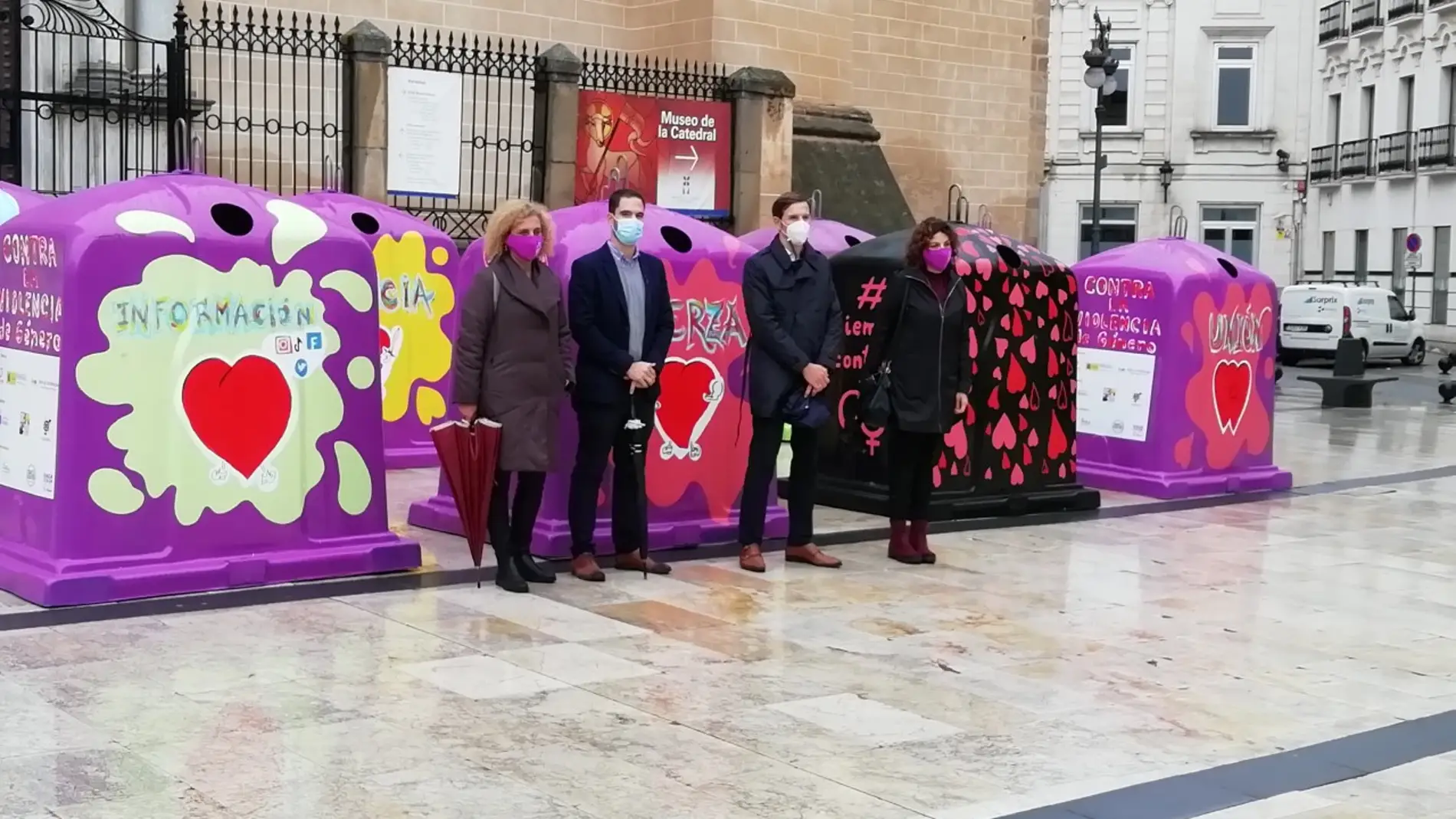 En la Plaza de España de Badajoz exposición contra la violencia machista. En la Plaza de España de Badajoz exposición contra la violencia machista.