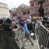 Incidentes en el velatorio de Maradona ante la avalancha de hinchas