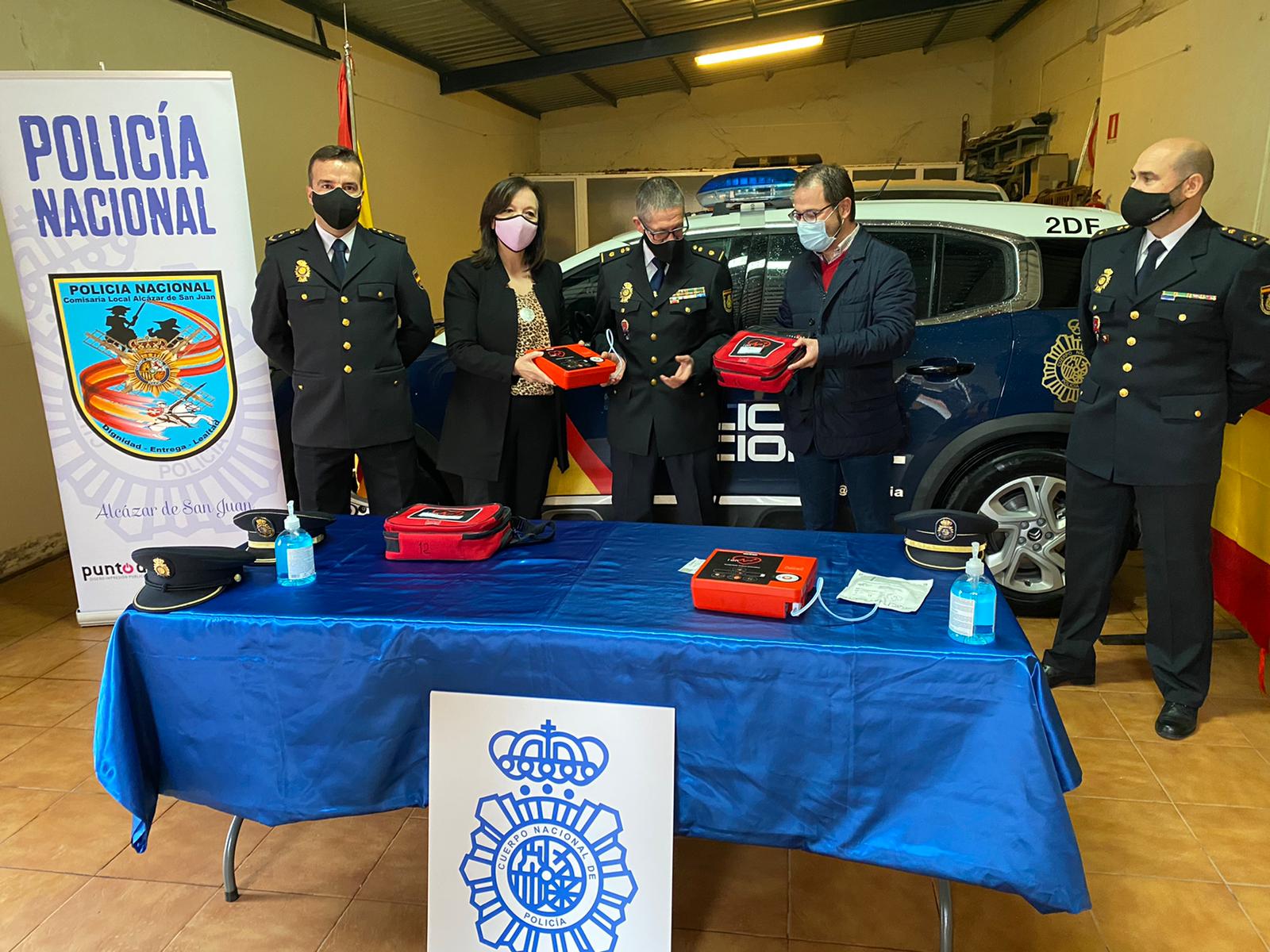 La Diputación de Ciudad Real entrega dos desfibriladores a la Comisaría de Policía Nacional de Alcázar La Diputación de Ciudad Real entrega dos desfibriladores a la Comisaría de Policía Nacional de Alcázar