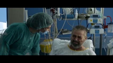 As&iacute; se vivieron los momentos m&aacute;s duros de la pandemia en UCIs, residencias y tanatorios filmados por el reportero de guerra Hern&aacute;n Zin 
