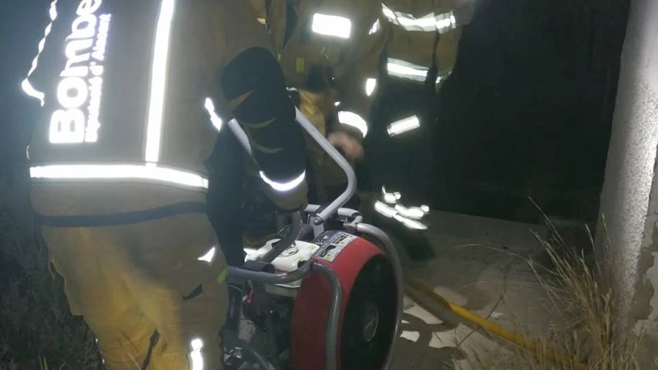 Efectivos de bomberos en la fábrica siniestrada en Crevillent. Efectivos de bomberos en la fábrica siniestrada en Crevillent.