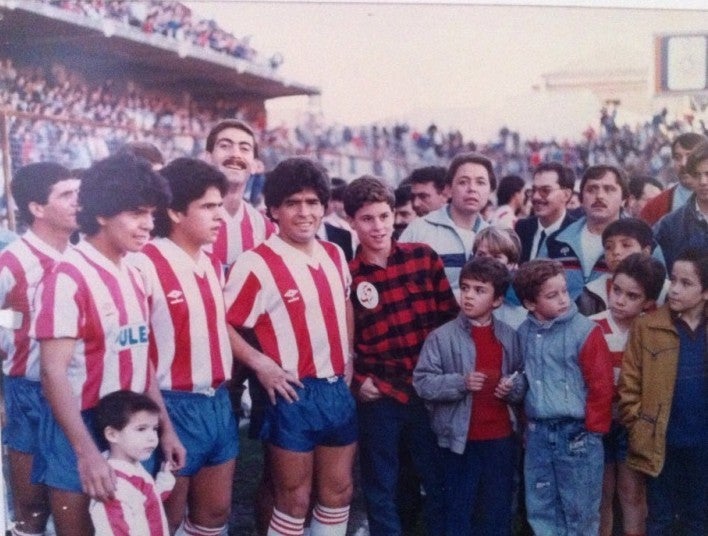 El Granada CF, que juega esta noche ante el Omonia en Los Cármenes, también recuerda y llora a Maradona, quien en su día también vistió de rojiblanco. Onda Deportiva Granada 26/11/2020 El Granada CF, que juega esta noche ante el Omonia en Los Cármenes, también recuerda y llora a Maradona, quien en su día también vistió de rojiblanco. Onda Deportiva Granada 26/11/2020