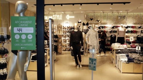 Les botigues poden obrir amb un 30% de l’aforament. Les botigues poden obrir amb un 30% de l’aforament.