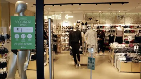 Les botigues poden obrir amb un 30% de l’aforament. Les botigues poden obrir amb un 30% de l’aforament.
