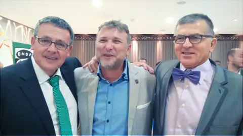 Fresneda junto a director y comercial de OCR Alcázar Premios Corazón de la Mancha