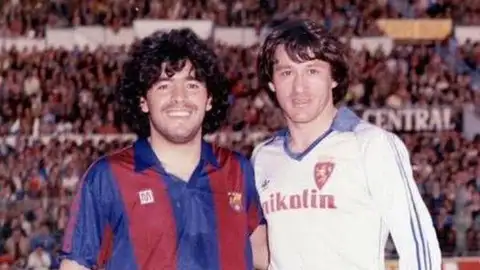 Maradona y Juan Alberto Barbas en La Romareda Maradona y Juan Alberto Barbas en La Romareda