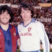 Maradona y Juan Alberto Barbas en La Romareda