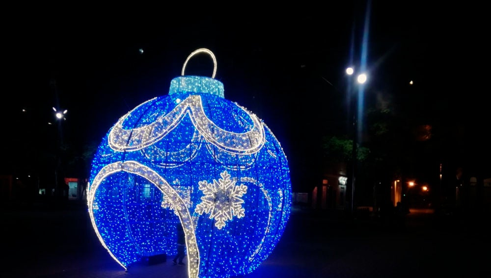 Bola de Navidad en la Plaza de Castilla de Elche.