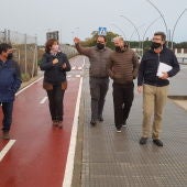 Javier Bello con los vecinos de la Asociación de Vecinos Altos del Paseo 