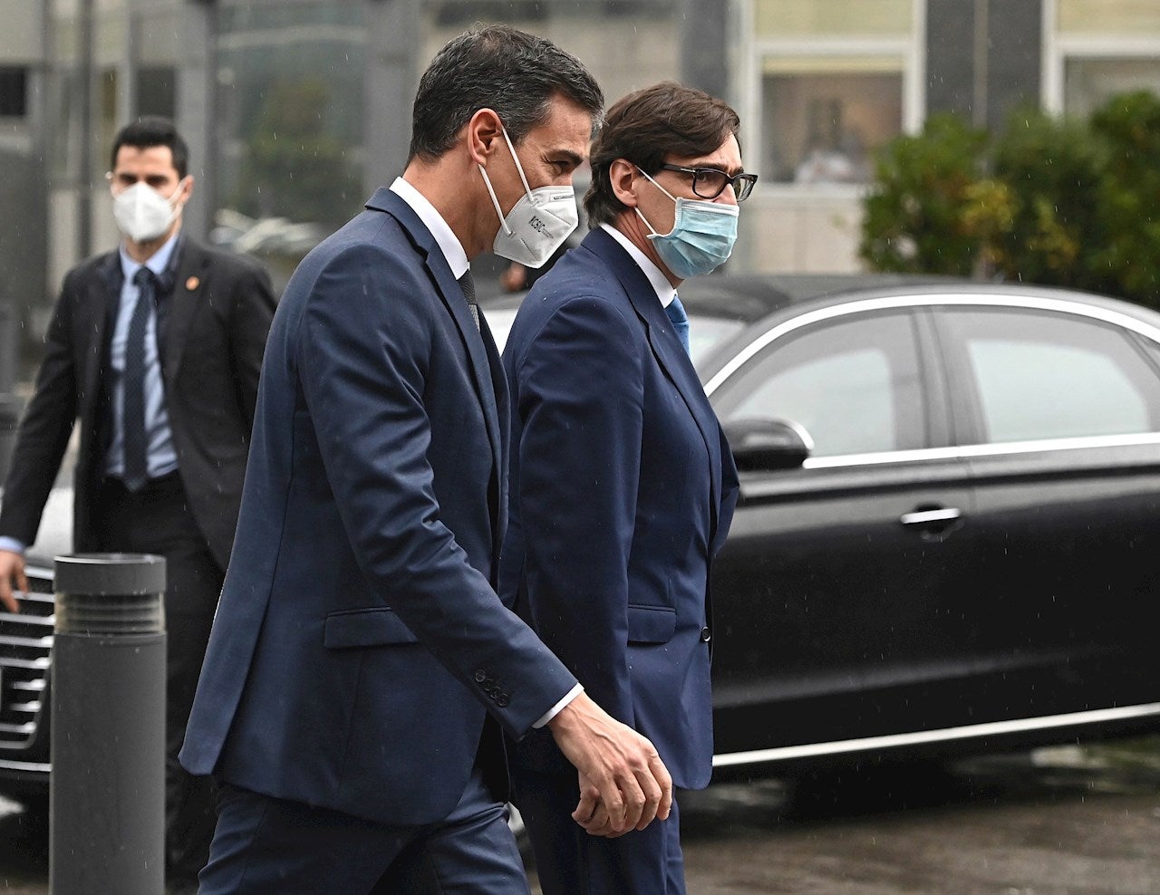 Sánchez e Illa, recibidos con abucheos a su llegada al Hospital La Paz Sánchez e Illa, recibidos con abucheos a su llegada al Hospital La Paz