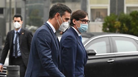 El presidente del Gobierno, Pedro S&aacute;nchez, y el ministro de Sanidad, Salvador Illa, a su llegada al Hospital La Paz (Madrid)